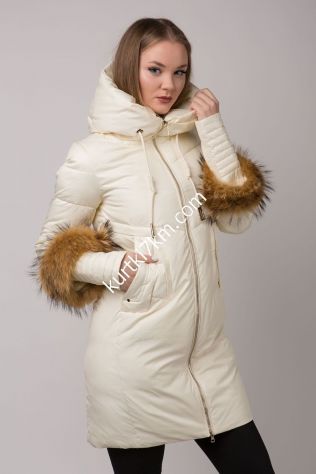 Модный пуховик с мехом енота на рукавах Peercat 18-911 